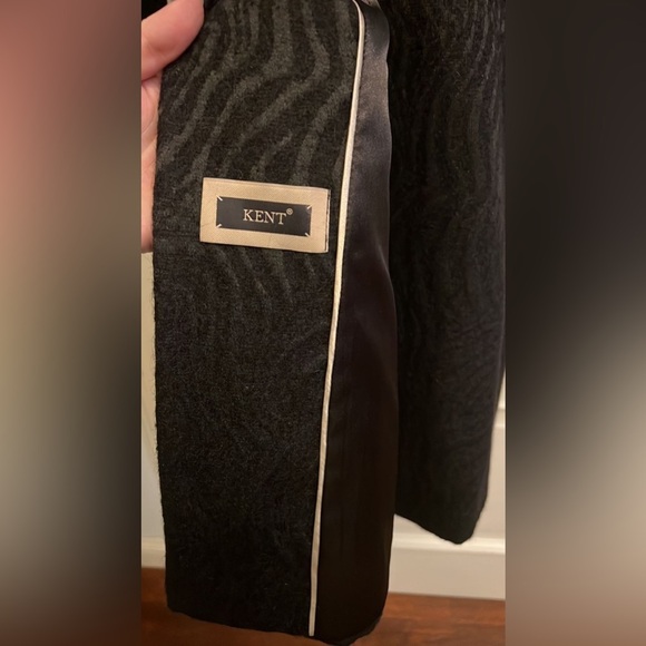 Black Textured Trench Coat with Tailored Fit - Picture 4 of 8